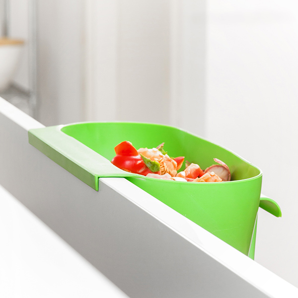 Praktiline rippuv prügikast spaatliga